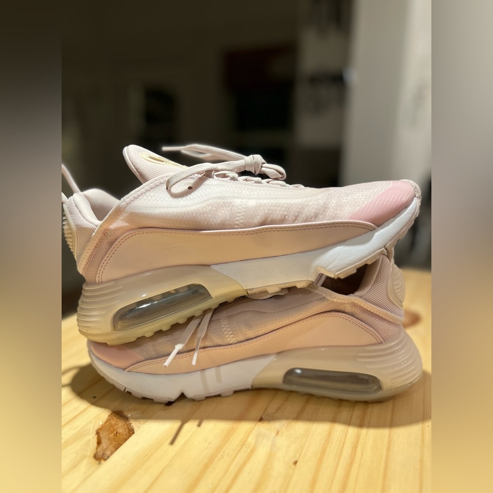 Pre-Owned Womens Nike Air Max 2090 Barely Rose Size 8.5  CT1290-600